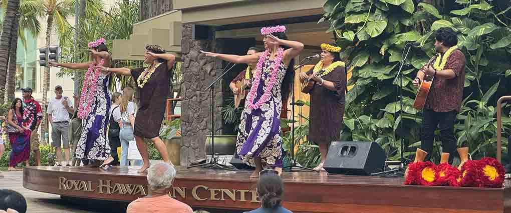 hula dancers